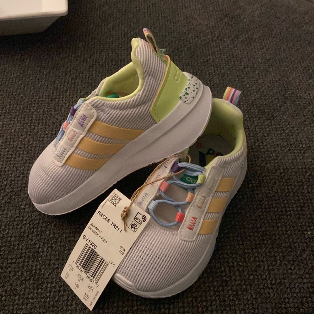 Toddler Adidas shoe size 7